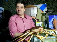 Руководитель Центра "Открытый океан" Алексей Азаров и краб Петрович