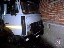 В Витебске МАЗ въехал в жилой дом. Фото - Витебское городское управление МЧС