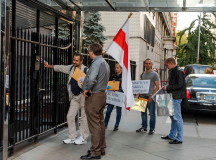 "Белорусов в изгнании" не пускают в представительство своей страны. © Фото - Дмитрий Щигельский