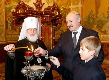 Александр Лукашенко с сыном Николаем и Митрополит Павел зажигают рождественские свечи. Фото БЕЛТА