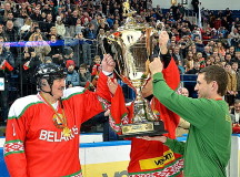 Лидер белорусской хоккейной дружины Александр Лукашенко получает главный приз Рождественского турнира. Фото БЕЛТА