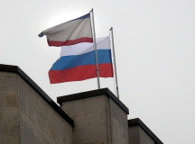 Российский флаг над парламентом Крыма. © Фото baltinfo.ru