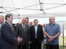 Президент Беларуси Александр Лукашенко в Смолевичском районе. © Фото БЕЛТА