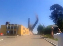 Снос старой трубы котельной путем взрыва. © Скриншот из видео.