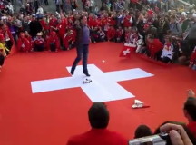 Российский фанат топчет флаг Швейцарии у "Минск-Арены". © Скриншот из видео