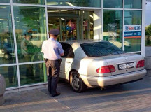 В Борисове Mercedes протаранил магазин