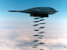 B-2 сбрасывает бомбы во время учений над Тихим Океаном. © Фото из "Википедии"