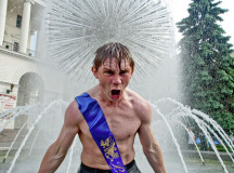 А еще пьяные выпускники любят купаться в фонтанах... © Фото с сайта minfin.com.ua