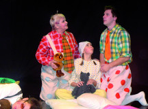 Сцена из спектакля "Душа подушки". © Фото Colta.ru