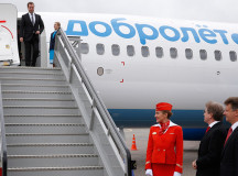 Премьер-министр РФ Дмитрий Медведев открывает авиакомпанию "Добролет". © Фото - "Ведомости".