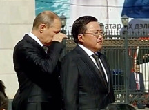 Владимир Путин плачет под гимн России в Улан-Баторе. © Скриншот из видео