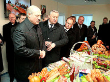 Александр Лукашенко знает толк в качественной колбасе. © Фото БЕЛТА