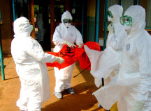 Врачи в биозащитных костюмах. © Фото с сайта scpr.org