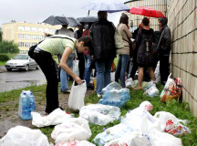 Белорусы массово несут передачи задержанным (из архива). © Фото - "Еврорадио"