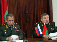Юрий Жадобин (справа) с российским коллегой Сергеем Шойгу. © Фото с сайта Минобороны Беларуси