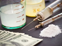 Наркотики и деньги. © Фото с сайта shkola-zdorovia.ru