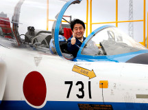 Японский премьер Синдзо Абе на военной авиабазе Сил самообороны. © Фото Reuters