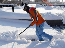 Подросток чистит снег. © Фото с сайта vseneprostotak.ru