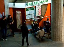 Очередь в обменник "Беларусбанка" на  ж/д вокзале в Минске. © Архивное фото 2011 года