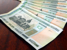 Белорусские банкноты достоинством 200 тысяч рублей. © Фото - BY24.ORG