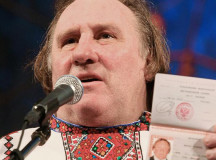 Жерар Депардье с новеньким российским паспортом. © Фото с сайта rrnews.ru