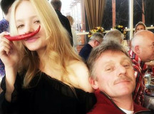 Елизавета Пескова с отцом - шефом путинской пресс-службы. © Фото с сайта nr2.com