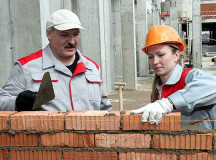 Александр Лукашенко на субботнике. © Фото БЕЛТА