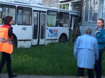 В России столкнулись троллейбус и 9-этажный дом