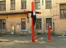 В Латвии распяли Владимира Путина на кресте (ФОТО)