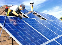 Установка бесплатных солнечных панелей американским беднякам. © Фото с сайта Grid Alternatives