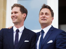 Премьер-министр Ксавье Беттель и его партнер, архитектор Готье Дестне. © Фото Newsru.com