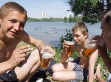 Русские дети пьют пиво. © Фото с сайта ridus.ru