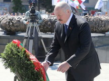Александр Лукашенко возложил венок на пл. Победы. © Фото БЕЛТА