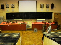 Преподаватель в пустой аудитории. © Фото с сайта radioscanner.ru