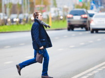 Пешеход в наушниках. © Фото с сайта automag.kz