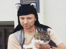 Василий Семашко и претендент в кандидаты кот Барсик. © Фото - радио "Свобода"