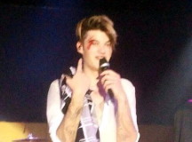 Солист MBAND Владислав Рамм после картофельной атаки. © Скриншот из видео