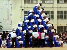 Пирамида из школьников в Японии. © Скриншот из видео