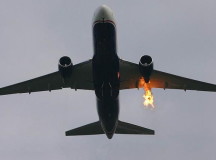 Самолет с горящим двигателем. © Фото с сайта 100dorog.ru