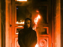 Петр Павленский на фоне горящей двери ФСБ. © Фото - Сергей Смирнов