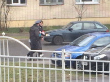 Милиция уводит неудавшегося самоубийцу. © Фото очевидцев