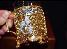 Золотой подстаканник с бриллиантовым логотипом "Газпрома". © Фото с "Авито.ру"