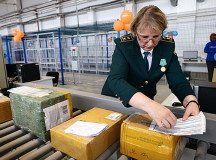 Таможенный досмотр посылок. © Фото с сайта logistics-forum.ru