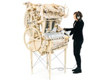 Музыкальная машина и музыкант Мартин Молин. © Фото - Самуэль Вестергрен