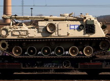 Американская САУ на железной дороге в Германии. © Фото - DW