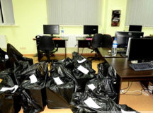 Изъятые компьютеры в интернет-кафе. © Фото с сайта itc.ua