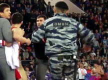 В Якутске ОМОН разнимал бойцов на рынке © Скриншот из видео