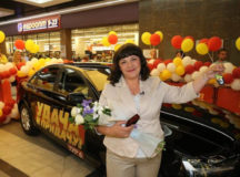 Белоруска Жанна Погасай и ее приз. © Фото - "Евроопт".