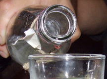 Белорусы массово гибнут от российской водки. © Фото с сайта sarbc.ru