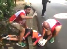 Голландской велогонщице оказывают помощь. © Скриншот из видео